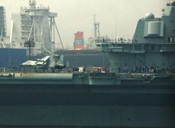 Hình ảnh tàu sân bay Thi Lang được tung lên mạng internet có chiếc chiến đấu cơ J-15
