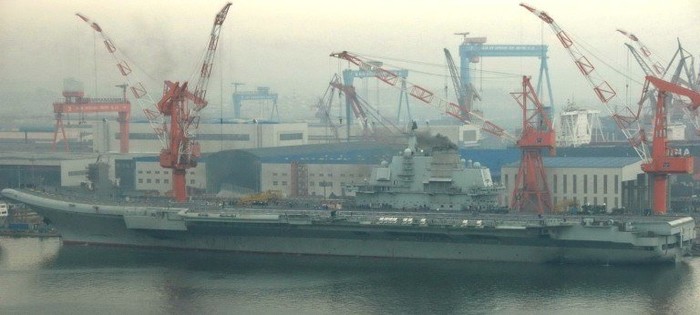 Hàng không mẫu hạm Trung Quốc nhìn từ cảng