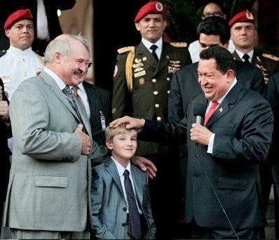 Một nguyên thủ quốc gia dẫn theo con nhỏ đi thăm nước khác và tham dự các sự kiện lớn có tính trang trọng như ông Alexander Lukashenko quả là hiếm gặp