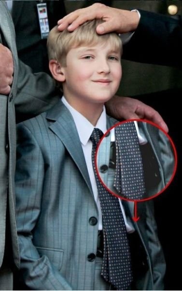 Thiếu gia 8 tuổi của Tổng thống Belarus bị phát hiện mang theo súng (chưa biết súng thật hay súng giả) tháp tùng cha công cán nước ngoài