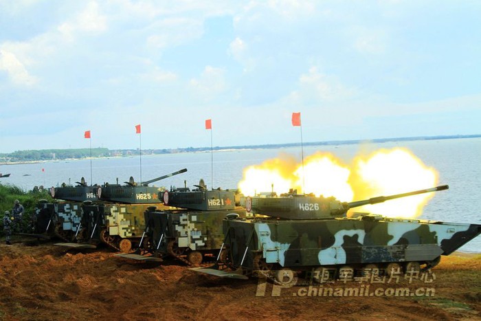 Lực lượng xe lội nước lữ đoàn thủy quân lục chiến hải quân Trung Quốc khai hỏa