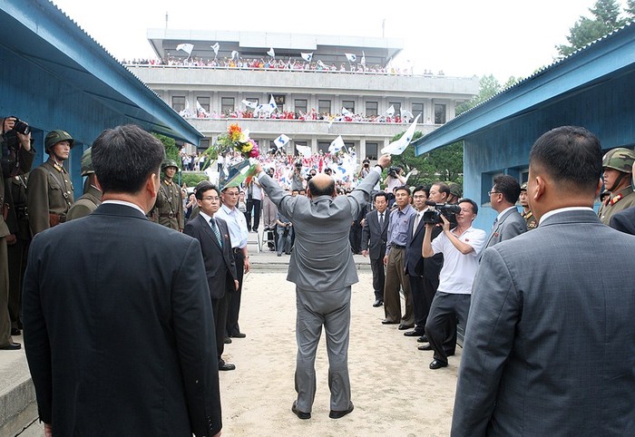 Người dân Bắc Triều Tiên chào đón người đồng bào của họ từ miền Nam