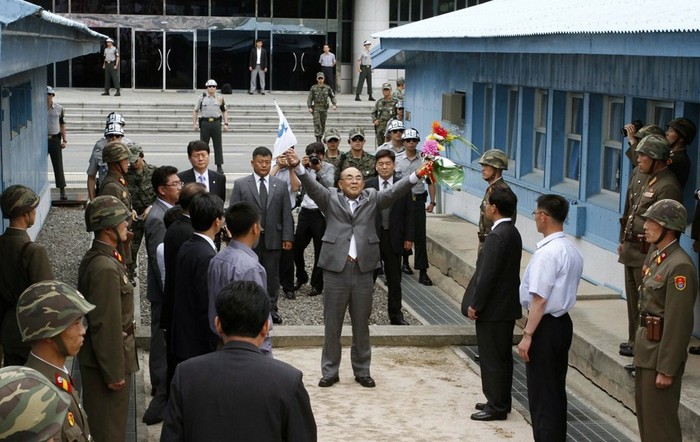 Vẫy chào người dân Bắc Triều Tiên tại Bàn Môn Điếm