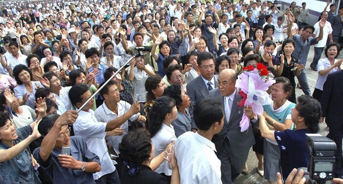Người dân Bình Nhưỡng chào đón đồng bào họ từ miền Nam đến dự lễ tưởng niệm cố Chủ tịch Kim Jong-il