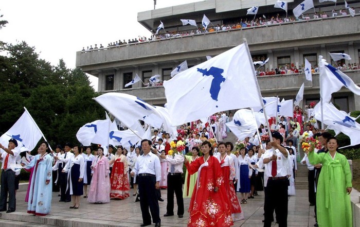 Những lá cờ màu trắng in hình lãnh thổ bán đảo Triều Tiên