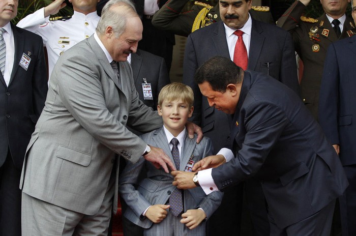 Nikolayevich được đích thân Tổng thống Venezuela cài cúc áo