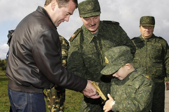 Món quà Tổng thống Nga Dmitry Medvedev tặng Nikolayevich năm 2009 là một khẩu súng đồ chơi mạ vàng, thứ mà "hoàng tử" Belarus đặc biệt yêu thích