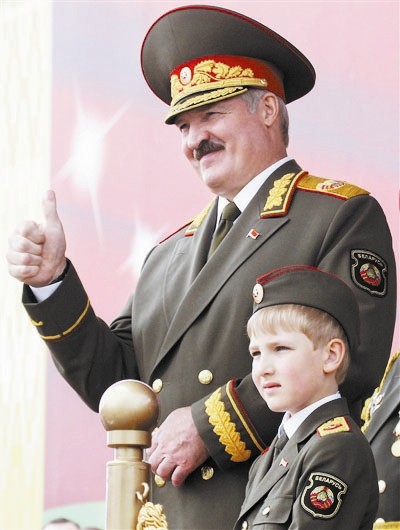Ông Alexander Lukashenko là vị Tổng thống không nhiệm kỳ ở Belarus hiện nay, cậu con trai Nikolayevich 8 tuổi được dự đoán sẽ "kế vị" ông sau 25 năm nữa