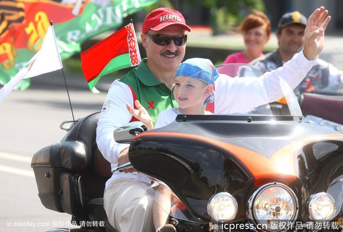 Tổng thống Belarus cùng cậu ấm của mình tham dự các hoạt động thể thao ngoài trời