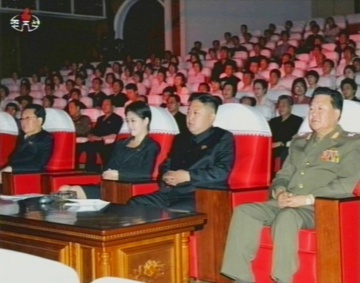 Nhà lãnh đạo Kim Jong-un xuất hiện trong buổi hòa nhạc cùng một phụ nữ trẻ đẹp và các quan chức cấp cao Bắc Triều Tiên
