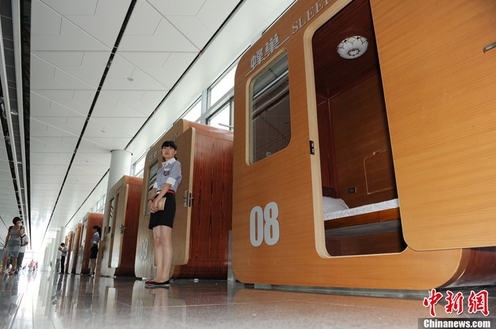 Những hộp ngủ được đánh số thứ tự và xếp dọc hành lang nhà chờ sân bay Hàm Dương