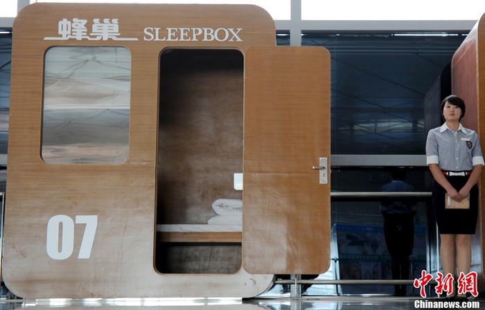 Nhân viên thường trực sẵn sàng giải đáp mọi thắc mắc của hành khách và hướng dẫn sử dụng "hộp ngủ" để tranh thủ chợp mắt