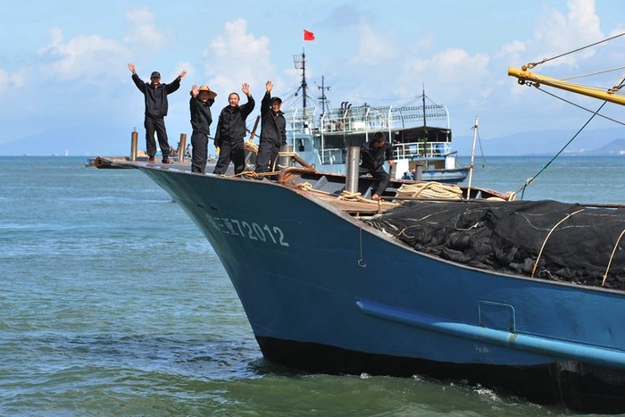 Hoạt động của ngư dân Trung Quốc dưới sự bảo trợ của chính phủ nước này ngày càng có quy mô, tổ chức nhằm đối phó với các hoạt động kiểm tra của các cơ quan chức năng Việt Nam trên vùng biển chủ quyền Việt Nam