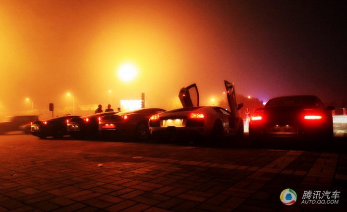 Trước các tụ điểm vui chơi giải trí xuất hiện ngày càng nhiều các siêu xe của con cái đại gia Bắc Kinh