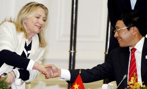Ngoại trưởng Mỹ Hillary Clinton và Bộ trưởng Ngoại giao Phạm Bình Minh. Mỹ ủng hộ quan điểm và những nỗ lực của Việt Nam đối với việc giải quyết tranh chấp trên biển Đông