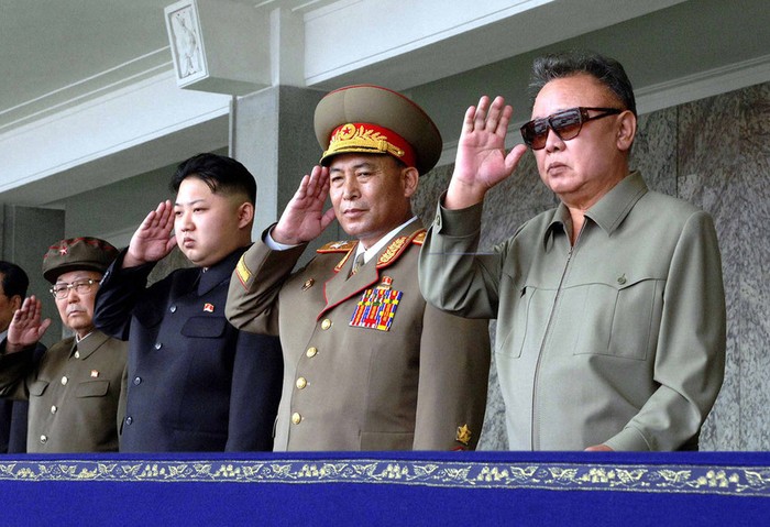 Ông Ri Young-ho bên cạnh cố Chủ tịch Kim Jong-il và con trai Kim Jong-un trong lễ duyệt binh
