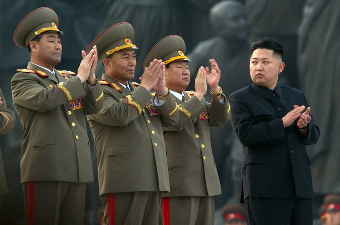 Ánh mắt ông Kim Jong-un hướng về phía Phó nguyên soái Ri Young-ho