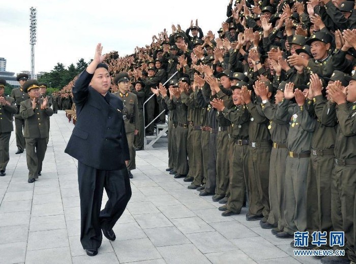 Tháp tùng tân lãnh đạo Bắc Triều Tiên úy lạo các đơn vị quân đội