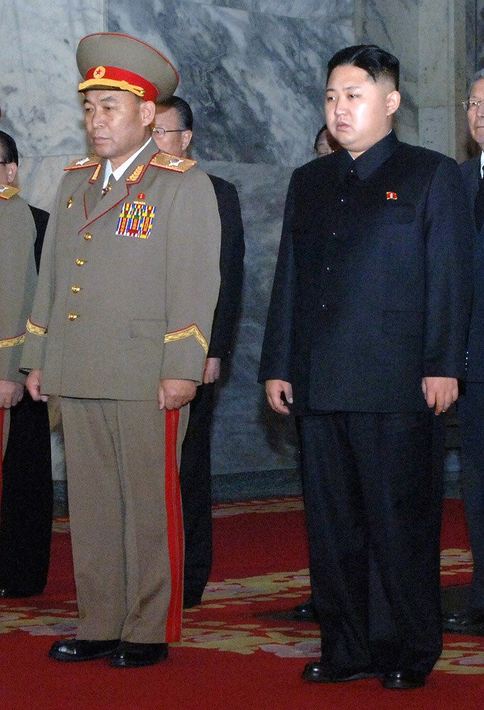 Bên cạnh tân lãnh đạo Kim Jong-un trong lễ tang cố Chủ tịch Kim Jong-il
