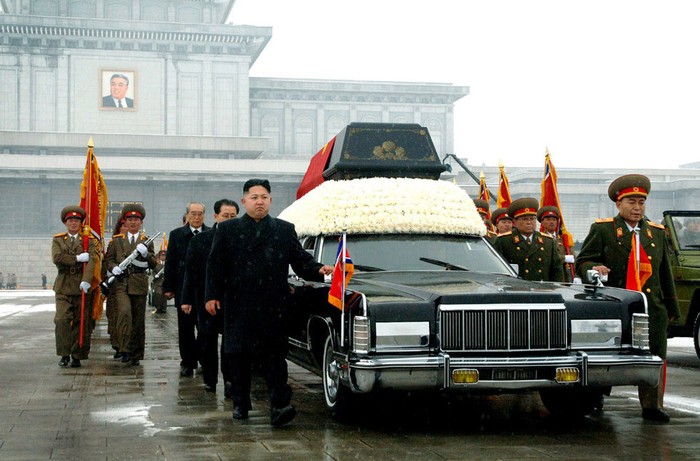 Cùng ông Kim Jong-un và các lãnh đạo, tướng lĩnh cao cấp nhất Bắc Triều Tiên đưa xe thi hài Chủ tịch Kim Jong-il