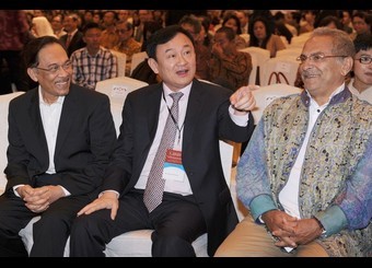 Khách mời đặc biệt trong buổi nói chuyện của Tổng thống Indonesia về vai trò của nước này trong việc giải quyết mâu thuẫn, xung đột về biển Đông, từ trái qua: cựu Phó thủ tướng Malaysia Anwar Ibrahim, cựu Thủ tướng Thái Lan Thaksin Shinawatra, cựu Tổng thống Đông Timo Jose Ramos-Horta