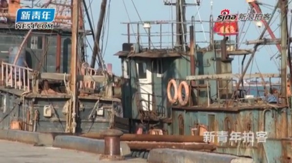 Tàu cá Trung Quốc muốn ra khơi phải được chính quyền cho phép, đánh bắt có tổ chức (ảnh: tàu cá Trung Quốc neo đậu tại cảng chờ giấy phép ra khơi)