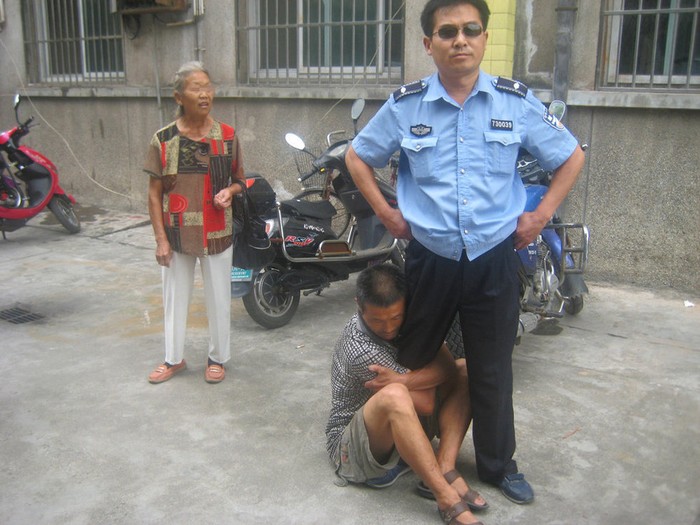 Dân ôm chân "quan phường" xin tha vì bị bắt gánh hàng rong