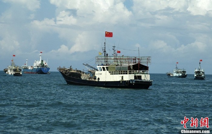 30 tàu cá Trung Quốc tổ chức thành biên đội hoạt động trái phép tại Đá Chữ Thập, quần đảo Trường Sa đưa theo phóng viên quay phim, chụp ảnh để tuyên truyền cái gọi là "chủ quyền" hết sức phi lý, phi pháp của Trung Quốc đối với biển Đông