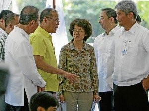 Tổng thống Philippines Aquino và Đại sứ Trung Quốc tại Philippines bà Mã Khắc Khanh trong buổi khánh thành dự án cung cấp nước sạch sử dụng nguồn vốn vay tín dụng ưu đãi từ Trung Quốc