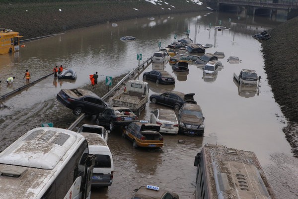 Những chiếc xe ô tô phủ đầy bùn đất sau khi nước rút
