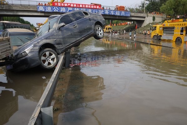 Trận mưa lịch sử đã khiến nhiều tuyến đường ở Bắc Kinh ngập sâu trong nước, nhấn chìm mọi phương tiện chạy qua