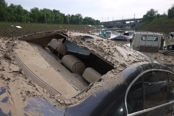 Kính vỡ, bùn đất tràn cả vào trong xe hơi