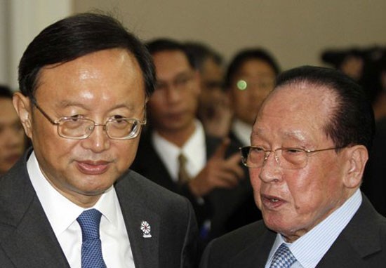 Ngoại trưởng Trung Quốc ông Dương Khiết Trì và ông Ngoại trưởng Campuchia đang trao đổi riêng trong Hội nghị Ngoại trưởng ASEAN