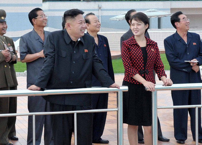 Người phụ nữ xinh đẹp thường xuyên đi cạnh nhà lãnh đạo Kim Jong-un chính là Đệ nhất phu nhân Bắc Triều Tiên