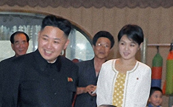 Vợ chồng ông Kim Jong-un thăm một trường mẫu giáo