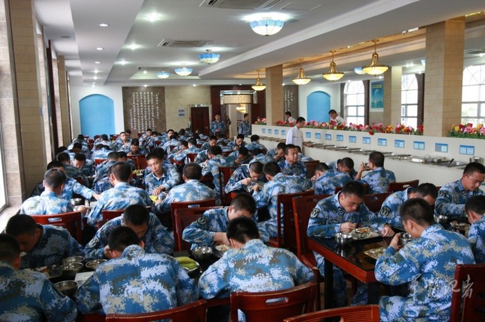 Quân Trung Quốc trong giờ ăn