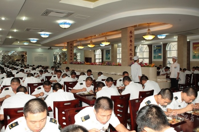 Một bữa ăn của quân Trung Quốc đồn trú trái phép tại Trường Sa trong một ngày lễ