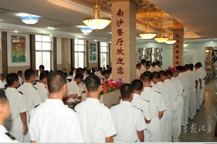 Quân Trung Quốc xếp hàng vào nhà ăn