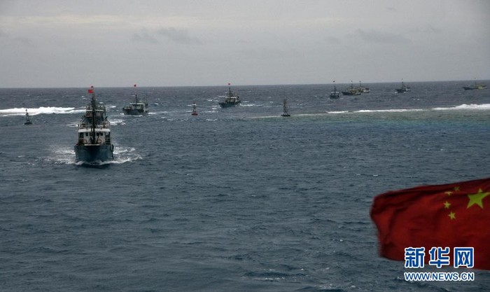 30 tàu cá Trung Quốc đánh bắt, thăm dò và diễu qua công trình quân sự Trung Quốc chiếm đóng và xây dựng trái phép trên đá Vành Khăn để tuyên truyền bóp méo sự thật về cái gọi là chủ quyền