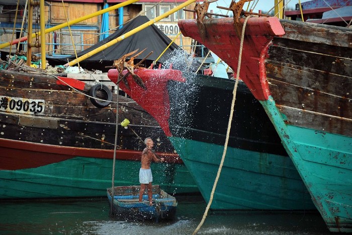 Sửa sang dọn dẹp tàu cá trước khi đi đánh bắt trái phép trên biển Đông