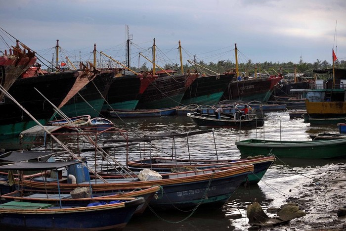 Tàu cá Trung Quốc neo đậu tại các cảng cá trên đảo Hải Nam chờ ra khơi