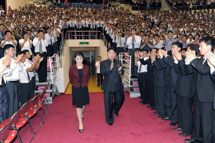 Nhà lãnh đạo Kim Jong-un và vợ, Ri Sol-ju bước vào khán phòng trong tiếng hoan hô nhiệt liệt