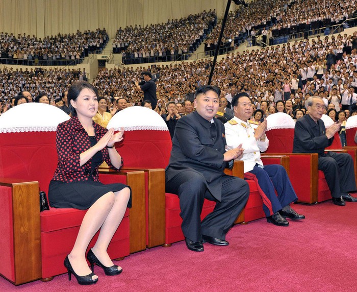 Đệ nhất phu nhân Bắc Triều Tiên mang một vẻ đẹp quý phái, hút hồn cánh mày râu