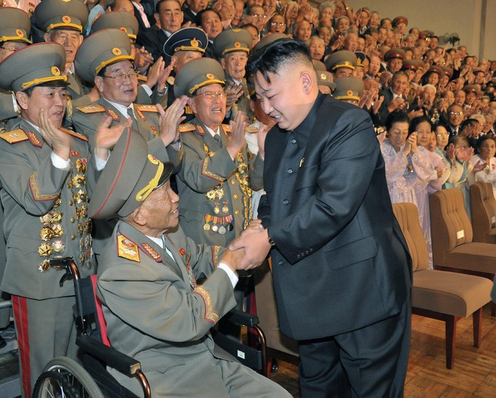 Ông Kim Jong-un bắt tay thăm hỏi một Phó nguyên soái trong buổi văn nghệ chào mừng "Ngày chiến thắng"