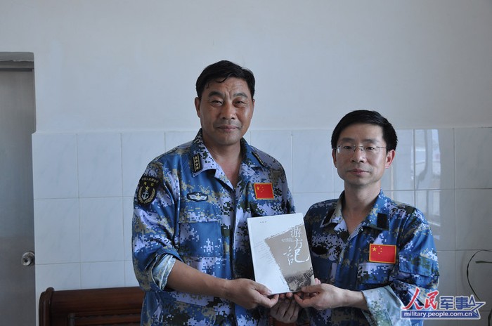 Lưu Đường nhận ấn phẩm quà tặng cho lực lượng Trung Quốc chiếm đóng và đồn trú trái phép tại Trường Sa