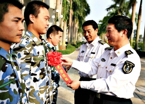 Lưu Đường (áo trắng, giữa) cùng viên Chính ủy quân Trung Quốc ở Trường Sa khen thưởng binh lính