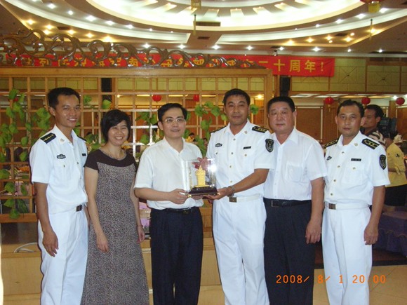 Lưu Đường (thứ 4 từ trái sang) tiếp đoàn Trung Quốc từ đất liền ra tham quan trái phép Trường Sa