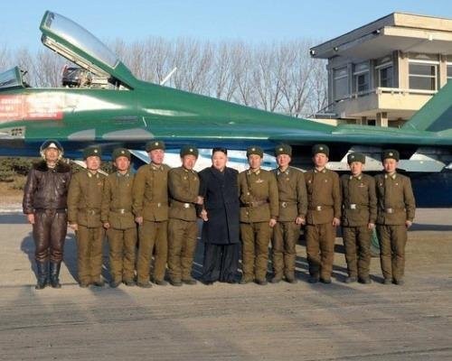 Ông Kim Jong-un thị sát đoàn phòng không - không quân 1017 ngày 30/1 vừa qua (ảnh tư liệu)