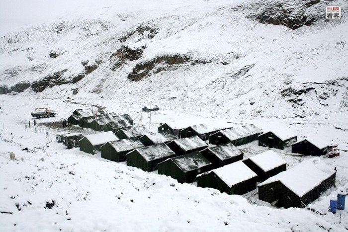 Các doanh trại bí mật giữa cao nguyên tuyết trắng cạnh các mỏ vàng