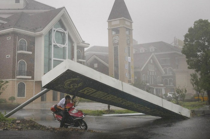 Ngày 8/8 mặc dù bão Hải Quỳ chưa đổ bộ vào Thượng Hải nhưng đã gây ra mưa to, gió lớn kéo sập cả biển quảng cáo. Một người đi đường may mắn thoát chết trong gang tấc